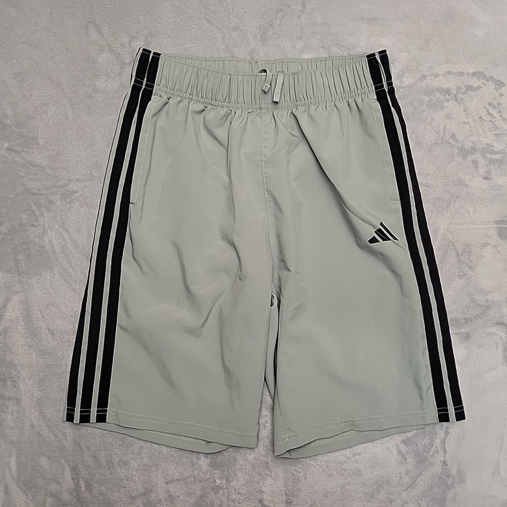 Adidas Shorts Boys XL Grey HCM046 3-Stripe Performance Activewear Athletic